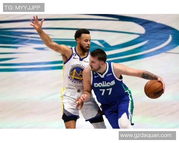 勇士力克独行侠，库里30分闪耀全场：篮球传奇再现光辉